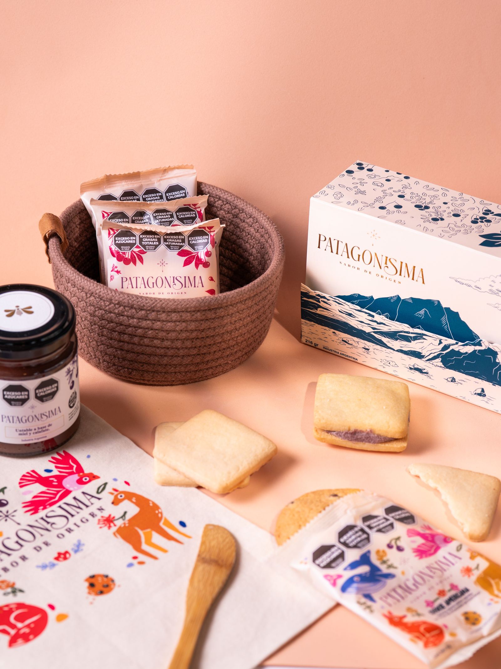 Surtido de galletitas, untable y caja Patagonisima